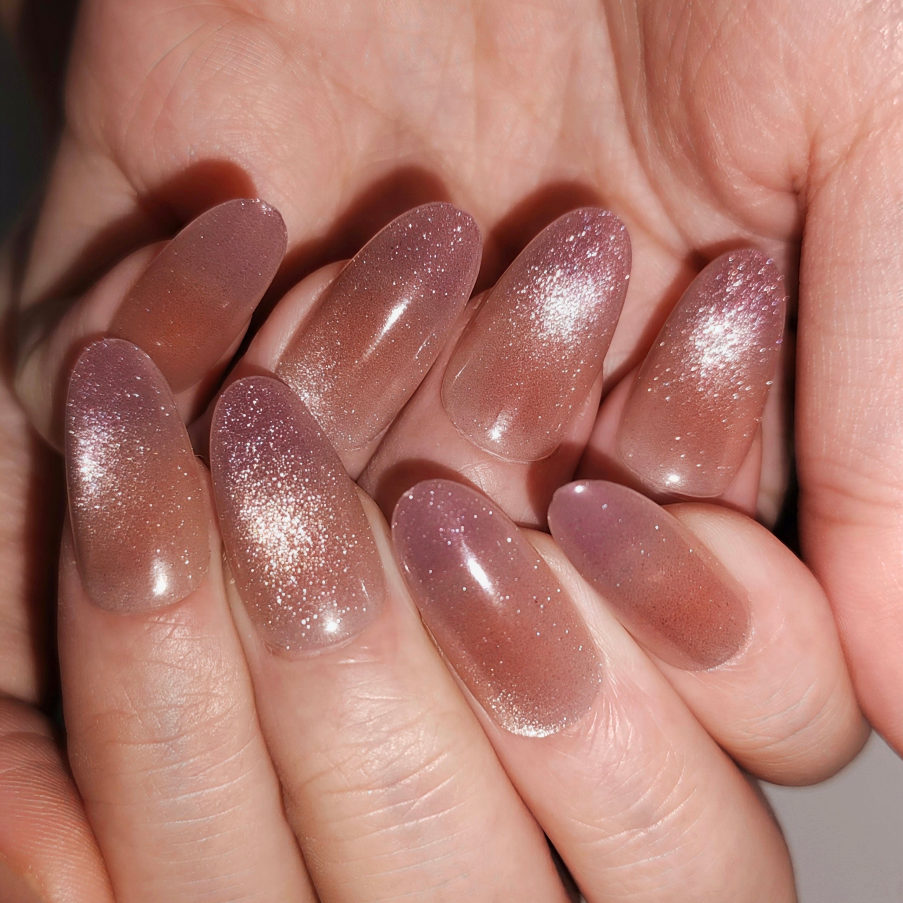 lum Kiss (Medium) – Lilac-to-Beige Gradient Medium Oval Press-On Nails (Holographic Powder Glow)