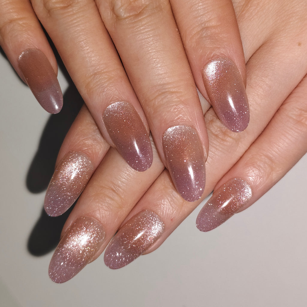 lum Kiss (Medium) – Lilac-to-Beige Gradient Medium Oval Press-On Nails (Holographic Powder Glow)