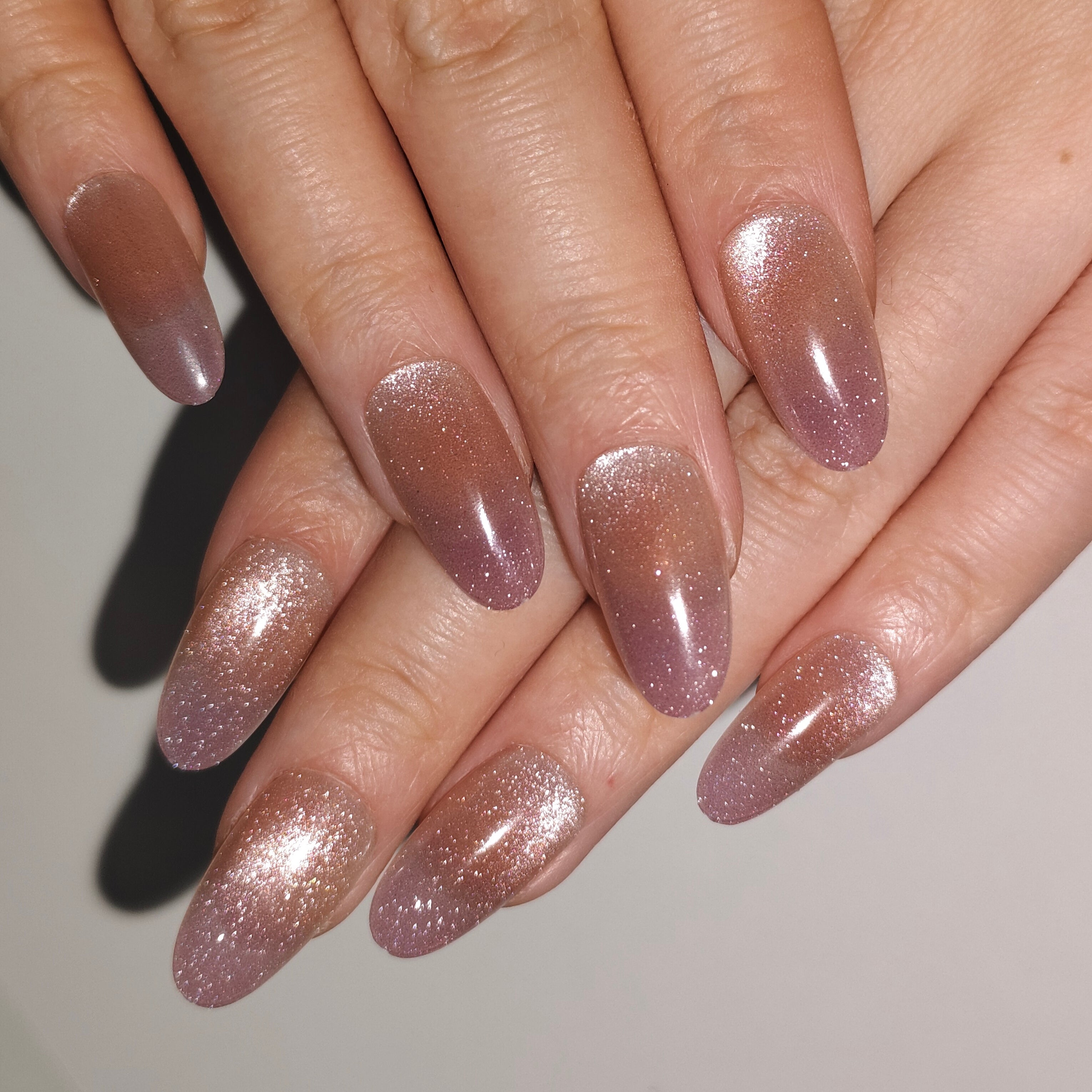 lum Kiss (Medium) – Lilac-to-Beige Gradient Medium Oval Press-On Nails (Holographic Powder Glow)