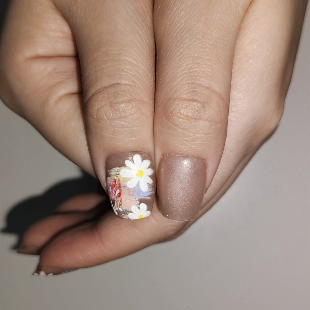 Daisy Whisper – Oil-Painting Daisy Short Oval Press-On Nails (Milk Coffee + Light Gold Satin, Pearl Powder + Matte)