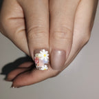 Daisy Whisper – Oil-Painting Daisy Short Oval Press-On Nails (Milk Coffee + Light Gold Satin, Pearl Powder + Matte)