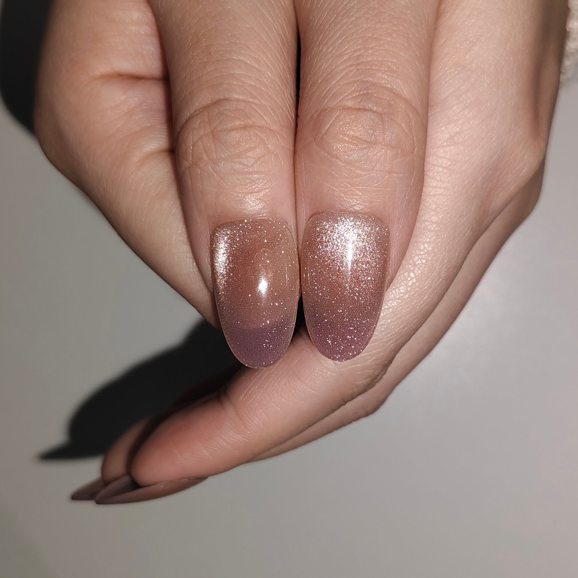 lum Kiss (Medium) – Lilac-to-Beige Gradient Medium Oval Press-On Nails (Holographic Powder Glow)