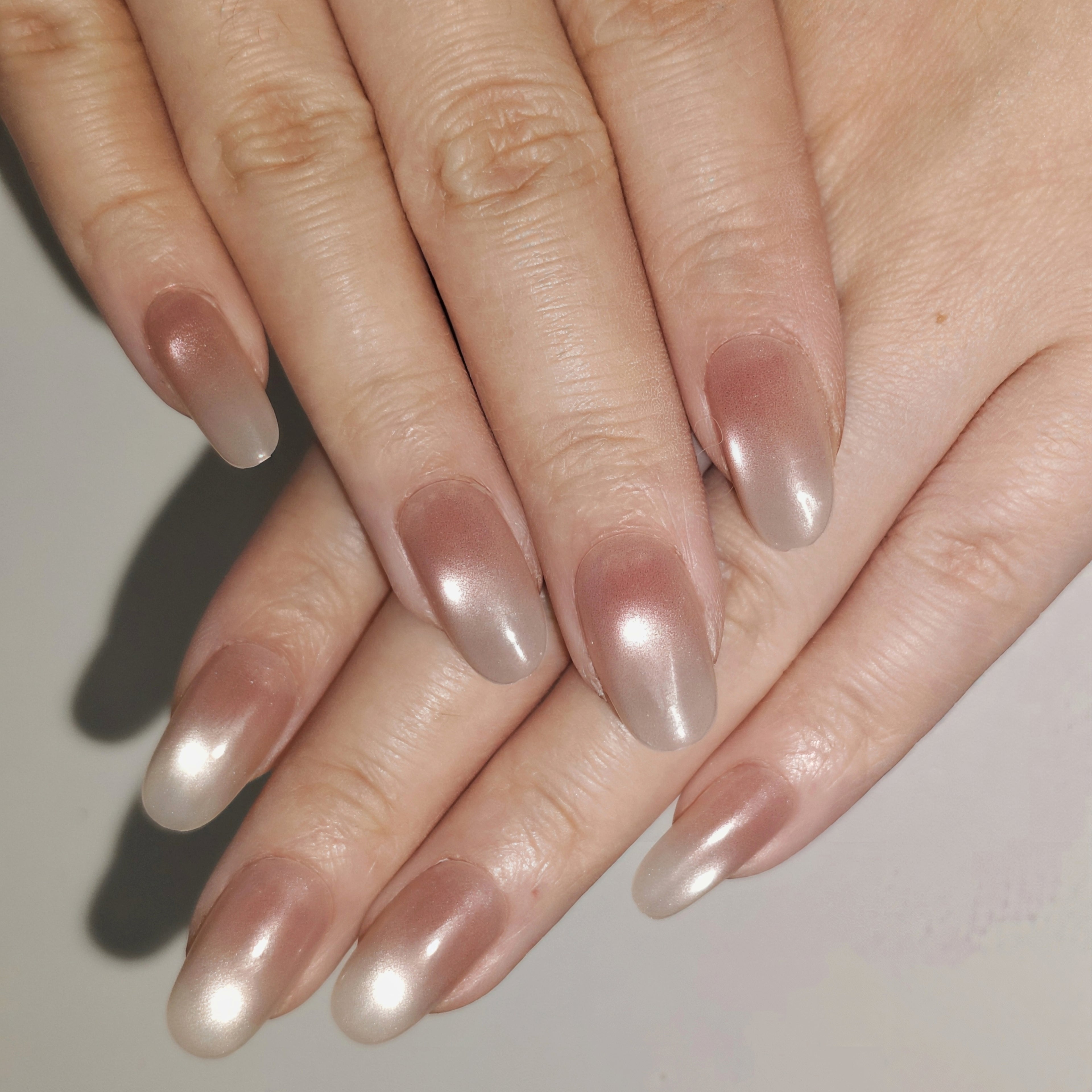 Moonstone Glow – Apricot Pink Medium Oval Press-On Nails (Pearl Powder Luminous Pearlescent Sheen)