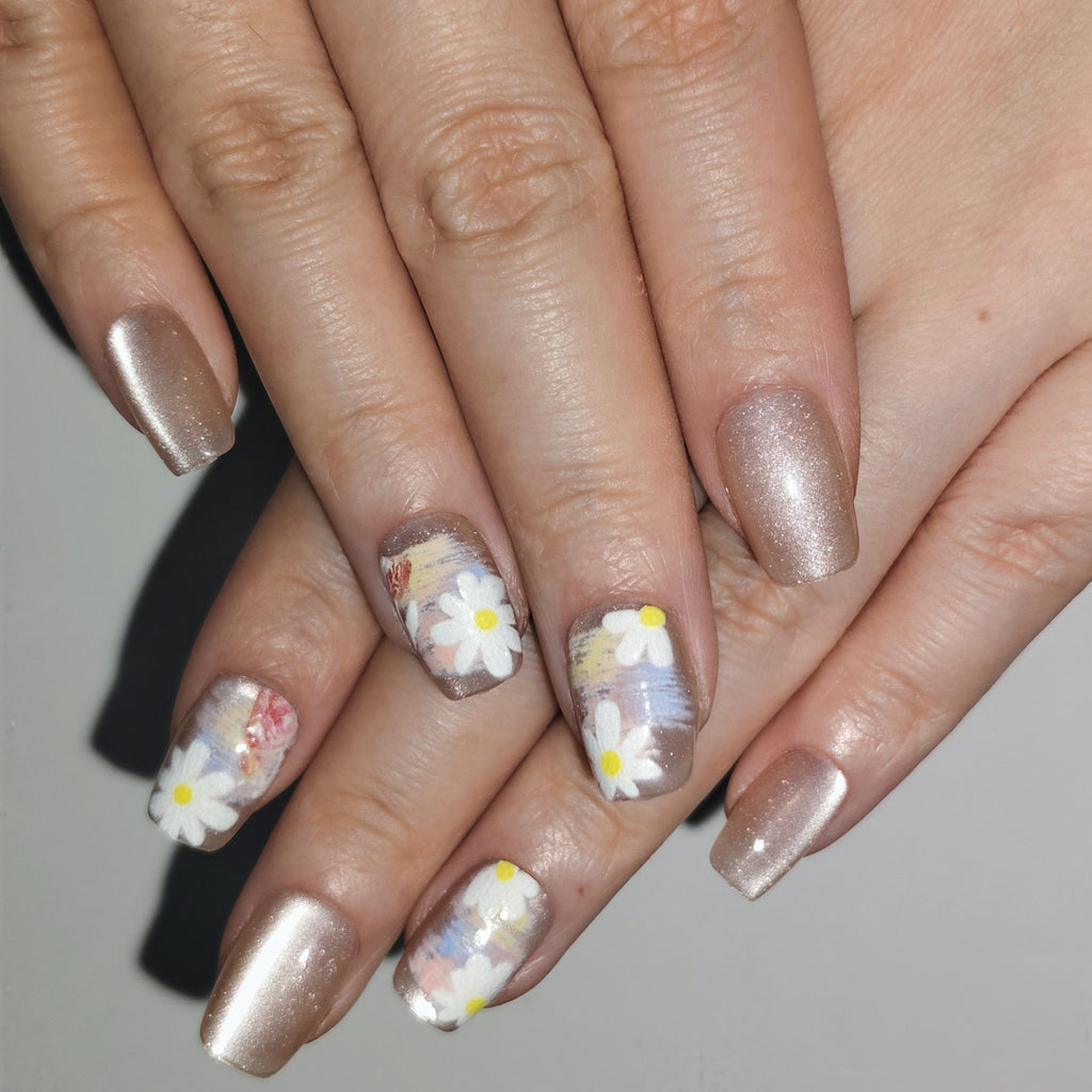 Daisy Whisper – Oil-Painting Daisy Short Oval Press-On Nails (Milk Coffee + Light Gold Satin, Pearl Powder + Matte)