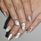 Daisy Whisper – Oil-Painting Daisy Short Oval Press-On Nails (Milk Coffee + Light Gold Satin, Pearl Powder + Matte)