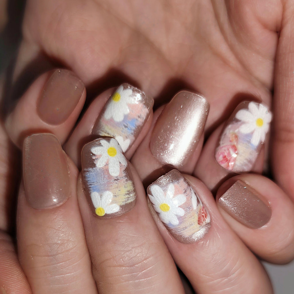 Daisy Whisper – Oil-Painting Daisy Short Oval Press-On Nails (Milk Coffee + Light Gold Satin, Pearl Powder + Matte)