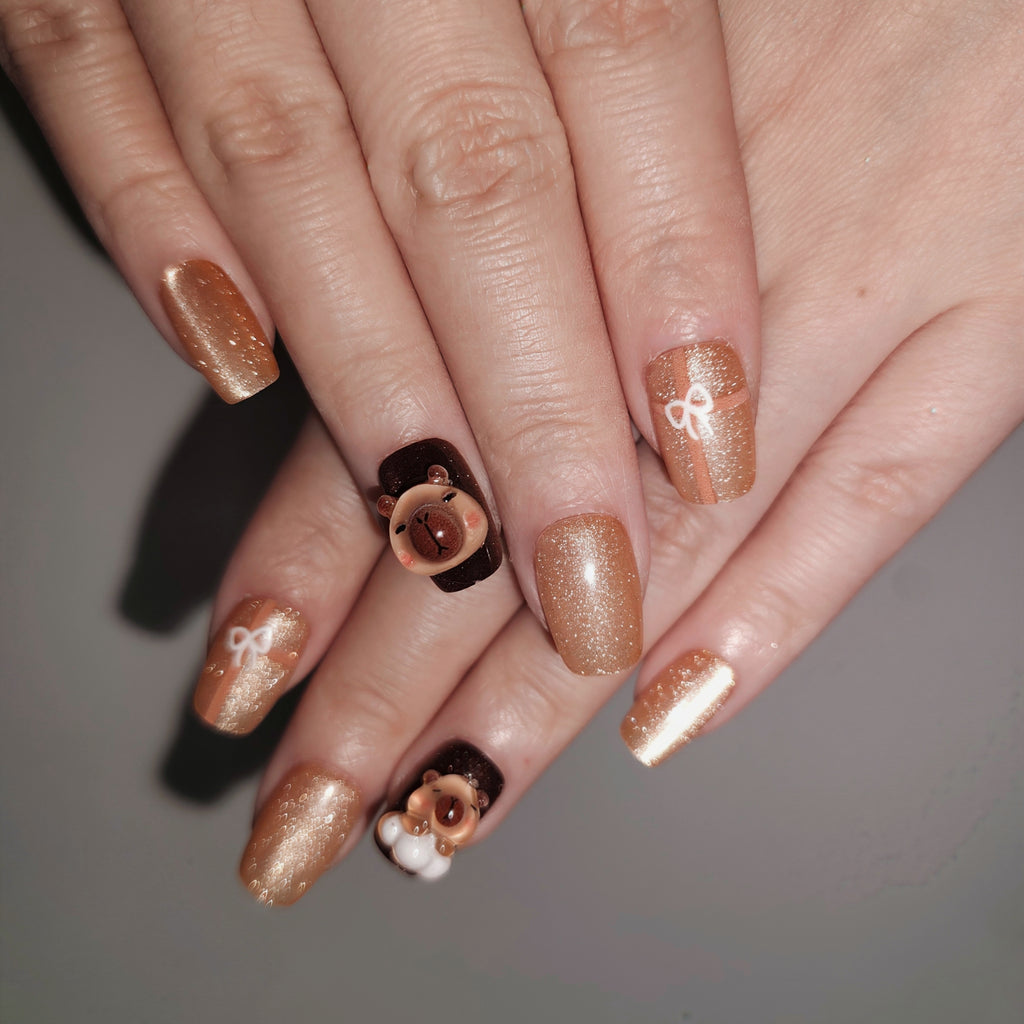 Capybara Surprise – Caramel-to-Brown Gradient Short Square Press-On Nails (3D Capybara + Bow, Cat-Eye Gel + Glitter)