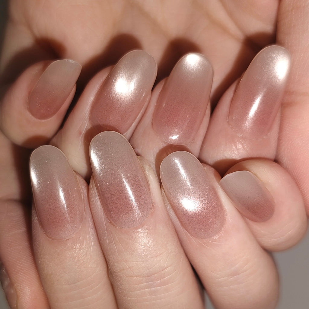 Moonstone Glow – Apricot Pink Medium Oval Press-On Nails (Pearl Powder Luminous Pearlescent Sheen)