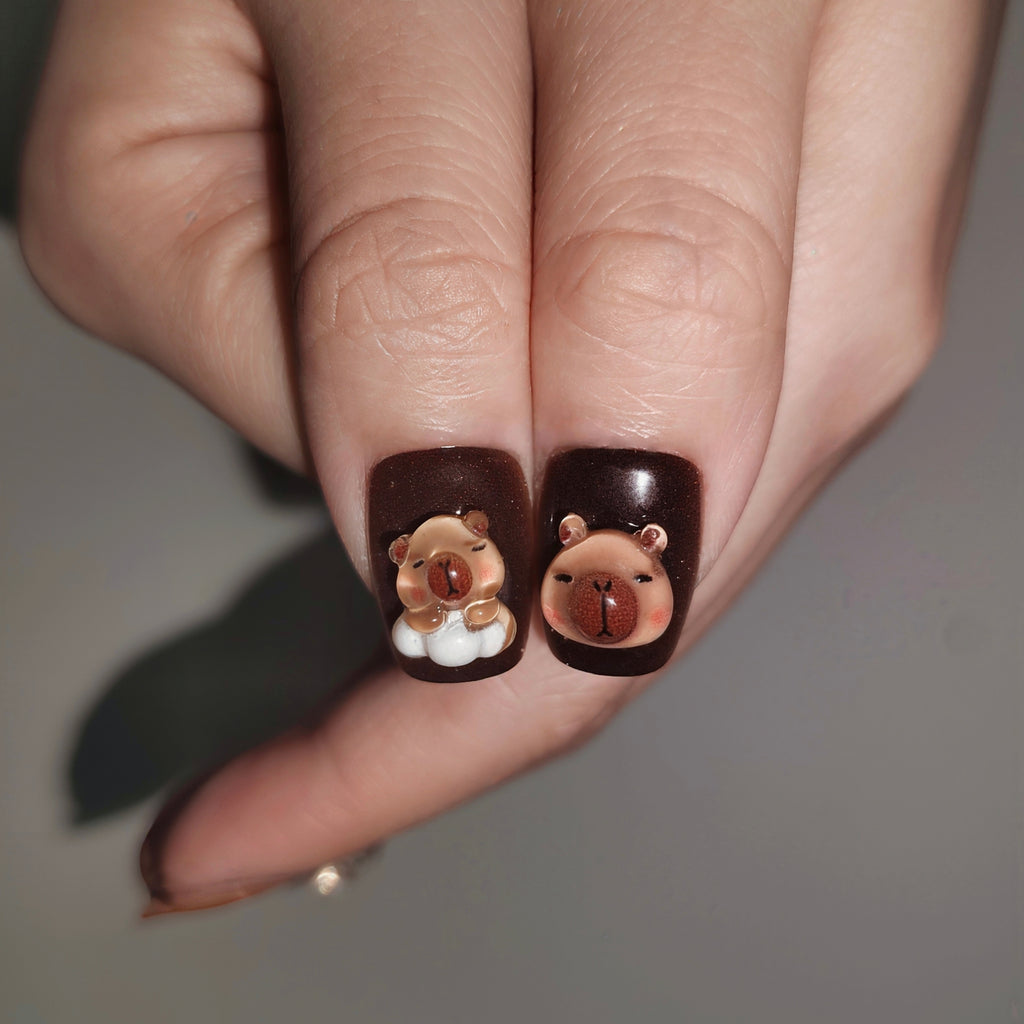 Capybara Surprise – Caramel-to-Brown Gradient Short Square Press-On Nails (3D Capybara + Bow, Cat-Eye Gel + Glitter)